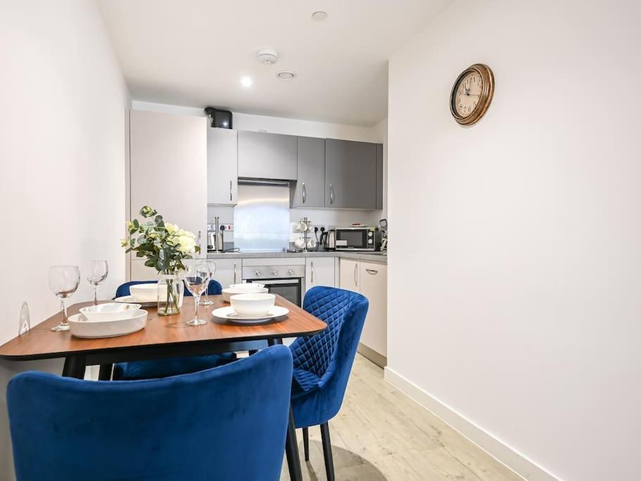 Stylish & Spacious Salford Quays One Bedroom High Floor Apartment With Balcony Manchester Exterior photo