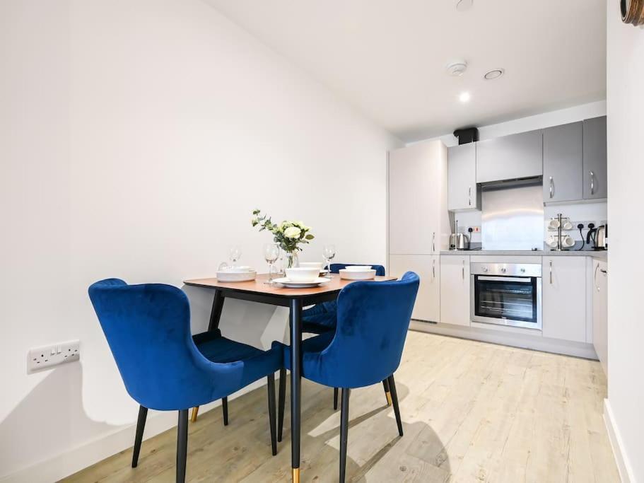 Stylish & Spacious Salford Quays One Bedroom High Floor Apartment With Balcony Manchester Exterior photo